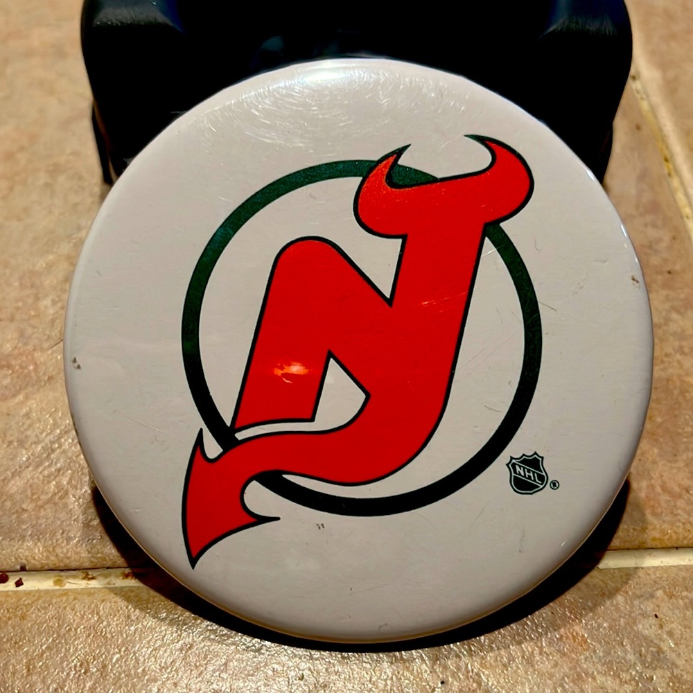 Vintage New Jersey Devils pin -FREE when added to a bundle of $50 or more